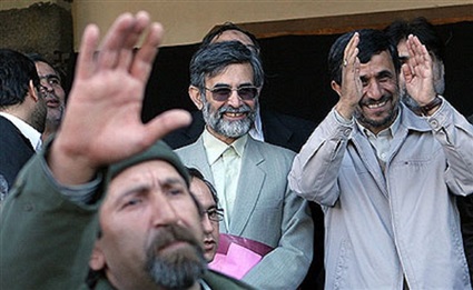 أحمدي نجاد يشير إلى