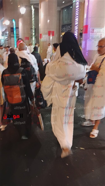حاج مصري يحمل أمه