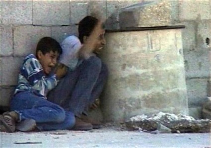 محمد الدرة مع أبيه