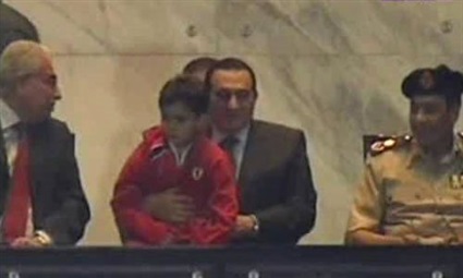 مبارك وحفيده في مباراة