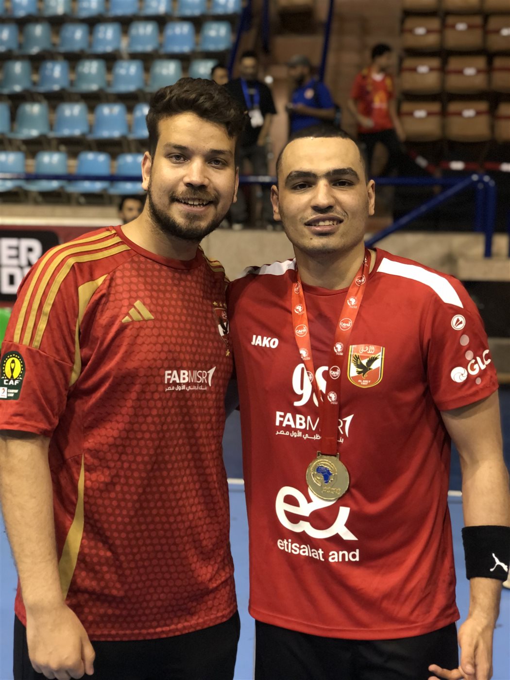 مراسل المواطن رفقة لاعب الأهلي