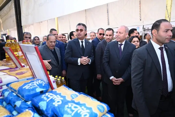 وزير التموين ومحافظ القاهرة يفتتحان سوق 