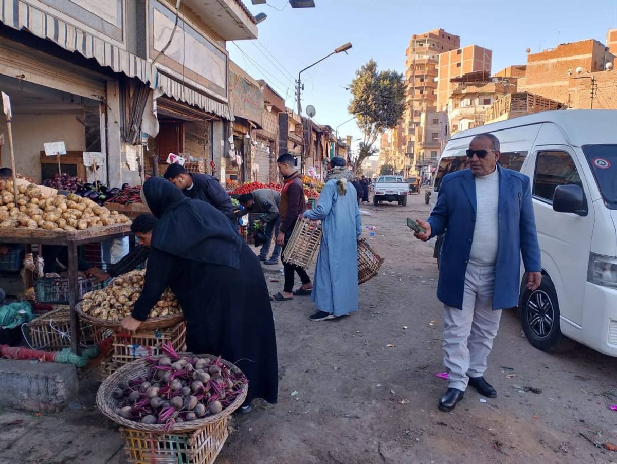 رئيس حى أول الزقازيق يواصل حملاته لرفع الاشغالات عن منطقة حلقة السمك