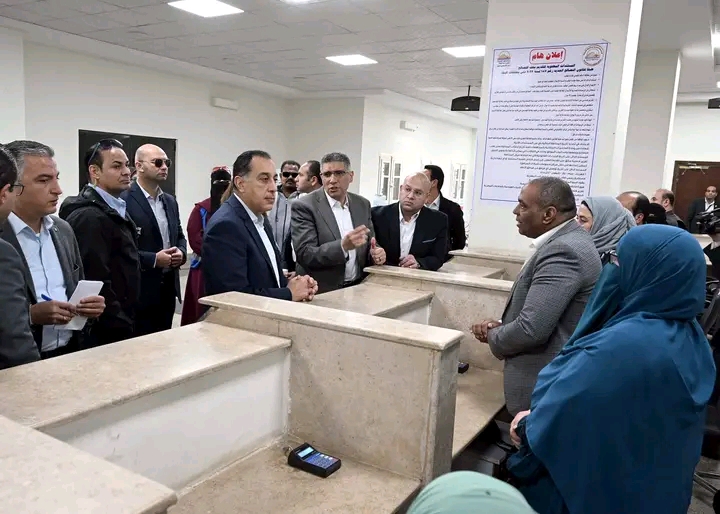 رئيس الوزراء يتفقد مجمع خدمات المواطنين بقرية 