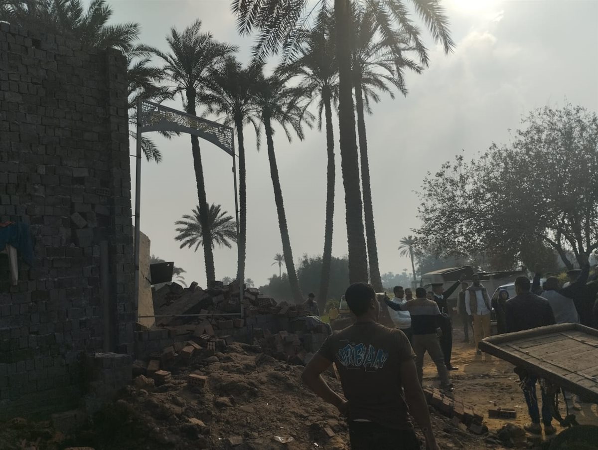 رئيس الوحدة المحلية بالمنوات يتصدى للبناء المخالف والتعدي على الأراضي الزراعية