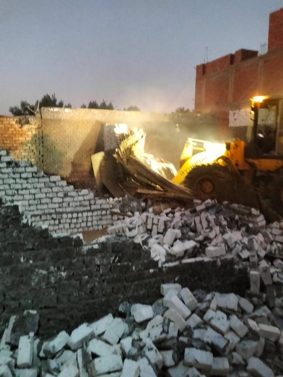 مجلس مدينة أبو النمرس بجنوب الجيزة يتصدى للبناء المخالف بدون ترخيص