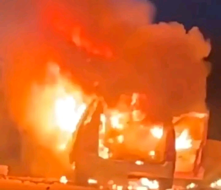 &nbsp;مشهد مرعب على الطريق الزراعي بدمنهور&nbsp;<br>حريق مفاجئ في سيارة ربع نقل
