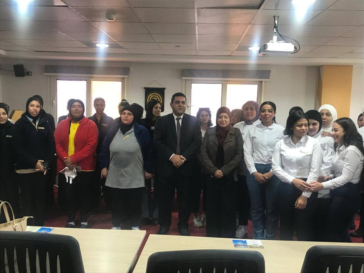 العمل تنظم ندوة توعوية بشرم الشيخ لتعريف المرأة العاملة بحقوقها بالقانون الجديد
