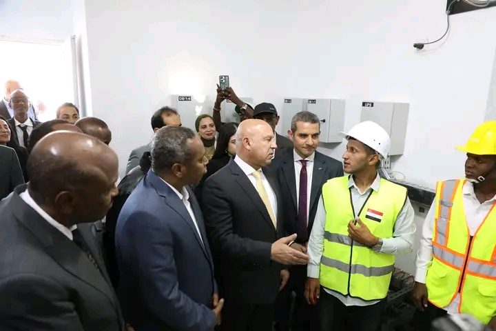 وزير الصناعة والنقل يفتتح محطة الطاقة الشمسية بقرية 