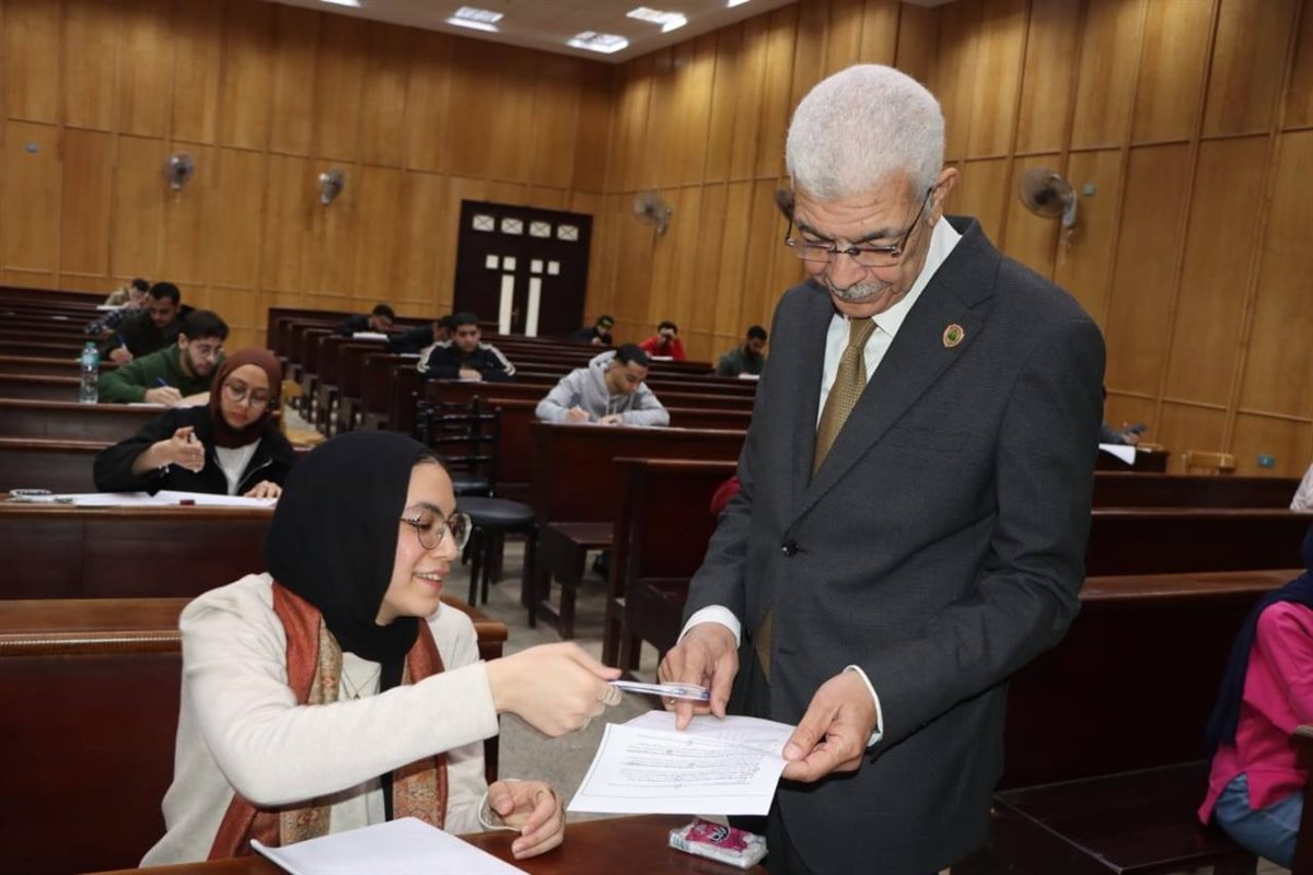 رئيس جامعة المنوفية يتفقد امتحانات كلية الحاسبات والمعلومات لمتابعة سير امتحانات الفصل الدراسي الأول