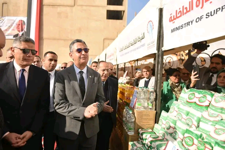 وزير التموين والتجارة الداخلية والمهندس عادل النجار محافظ الجيزة يفتتحان سوق «اليوم الواحد» بشارع فيصل .