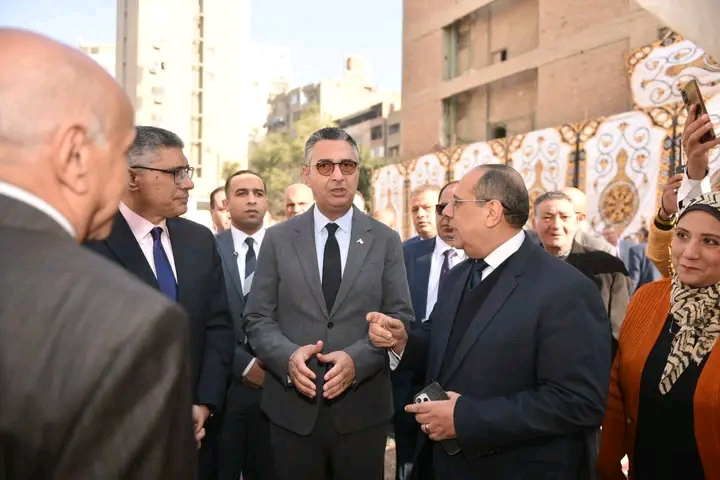 وزير التموين والتجارة الداخلية والمهندس عادل النجار محافظ الجيزة يفتتحان سوق «اليوم الواحد» بشارع فيصل .