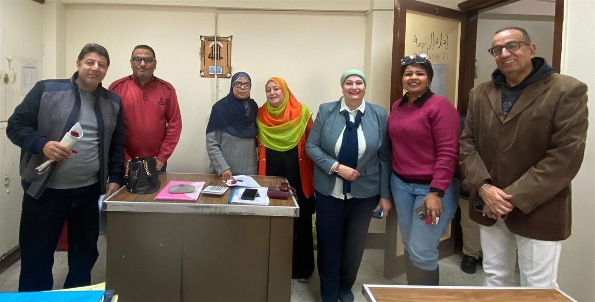 مدير التعليم بالسويس توزع الورود والحلويات علي العاملين لحلول العام الميلادي الجديد