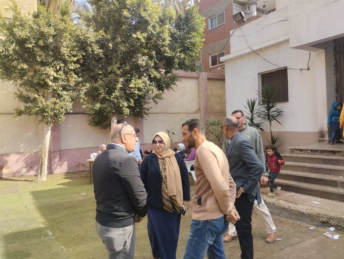 بحضور النائبة رشا طه : رئيس الوحدة المحلية بالمنوات يقف على تنظيم القافلة الطبية
