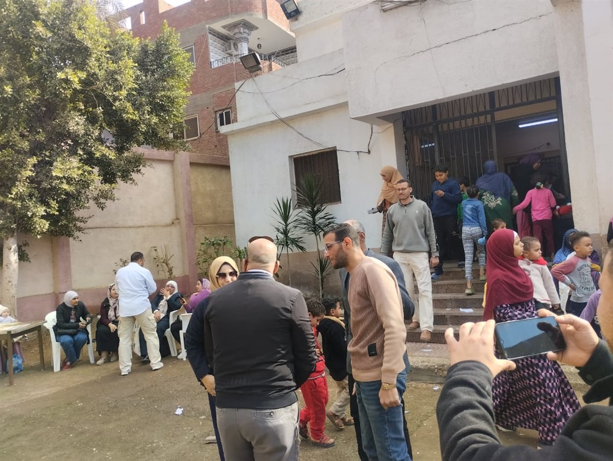 بحضور النائبة رشا طه : رئيس الوحدة المحلية بالمنوات يقف على تنظيم القافلة الطبية
