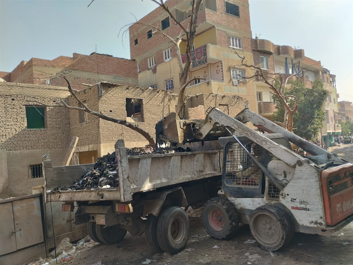 رئيس الوحدة المحلية بالمنوات مركز أبو النمرس يقوم بحملة نظافة مكثفة لقرية طموه