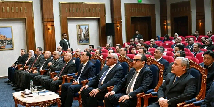 رئيس الوزراء يتفقد أعمال تطوير مصنع عربات السكك الحديدية ومترو الأنفاق 