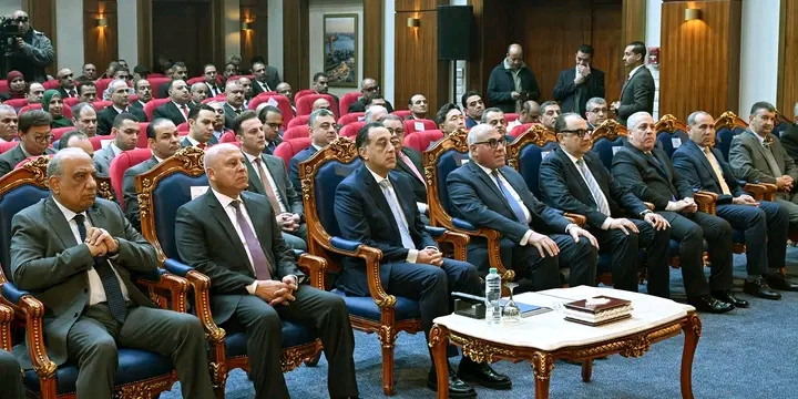 رئيس الوزراء يتفقد أعمال تطوير مصنع عربات السكك الحديدية ومترو الأنفاق 