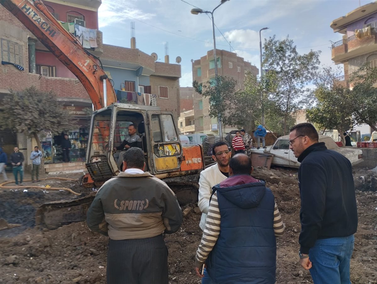 سمير: يقف على تنفيذ إصلاح ماسورة الصرف الصحي برشاح المنوات بأبو النمرس .
