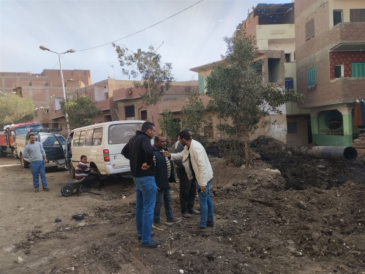 سمير: يقف على تنفيذ إصلاح ماسورة الصرف الصحي برشاح المنوات بأبو النمرس .
