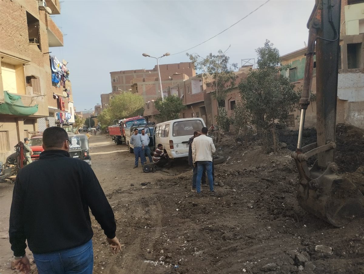 سمير: يقف على تنفيذ إصلاح ماسورة الصرف الصحي برشاح المنوات بأبو النمرس&nbsp;