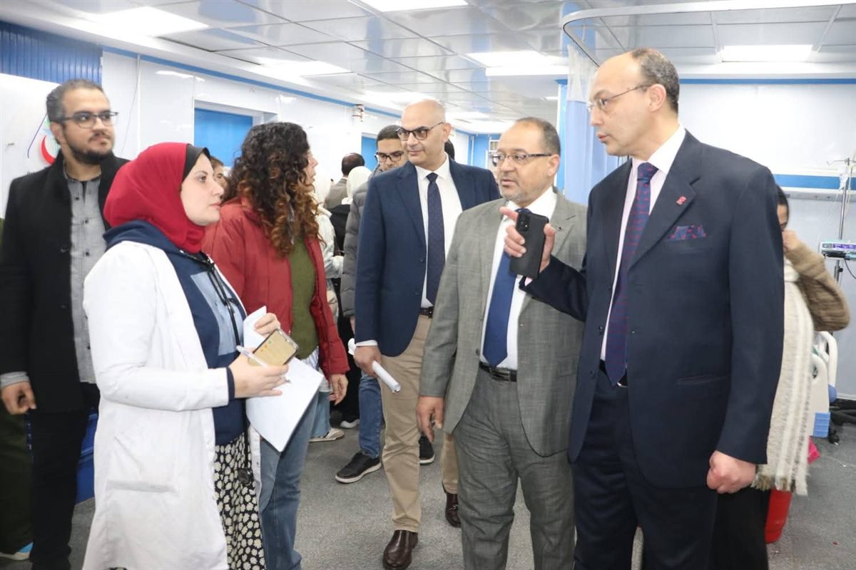 رئيس مجلس إدارة المستشفيات الجامعية يتفقد مستشفى الطوارئ