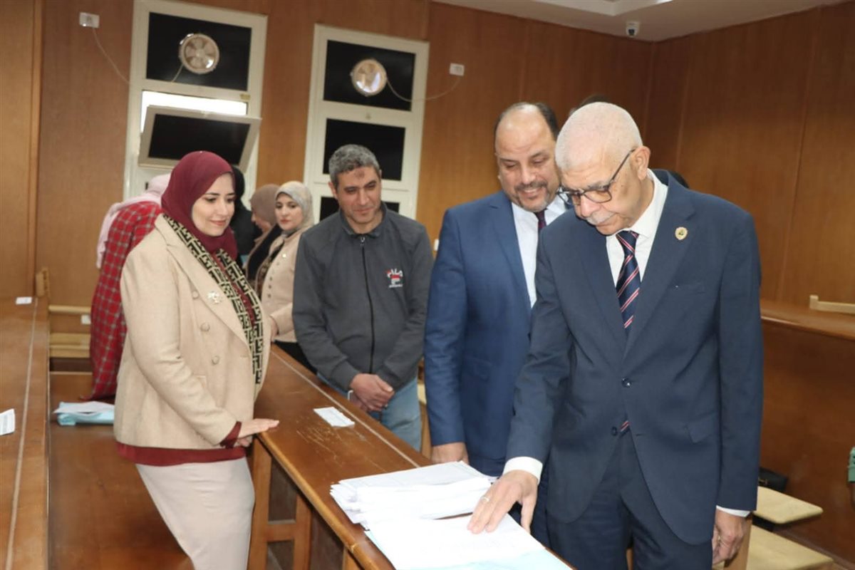 رئيس جامعة المنوفية يتفقد امتحانات كلية طب الأسنان ويتابع انتظام العمل بالعيادات الخارجية ووحدات التعقيم المركزي