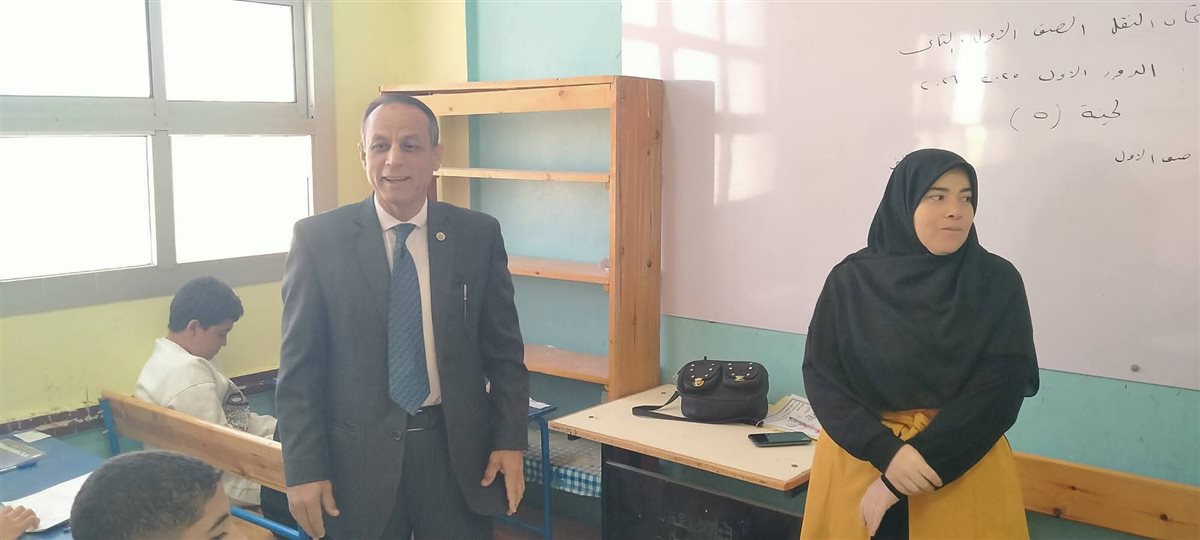 مدير إدارة طور سيناء يتفقد امتحانات النقل بمدرسة إبراهيم الرفاعي الإعدادية
