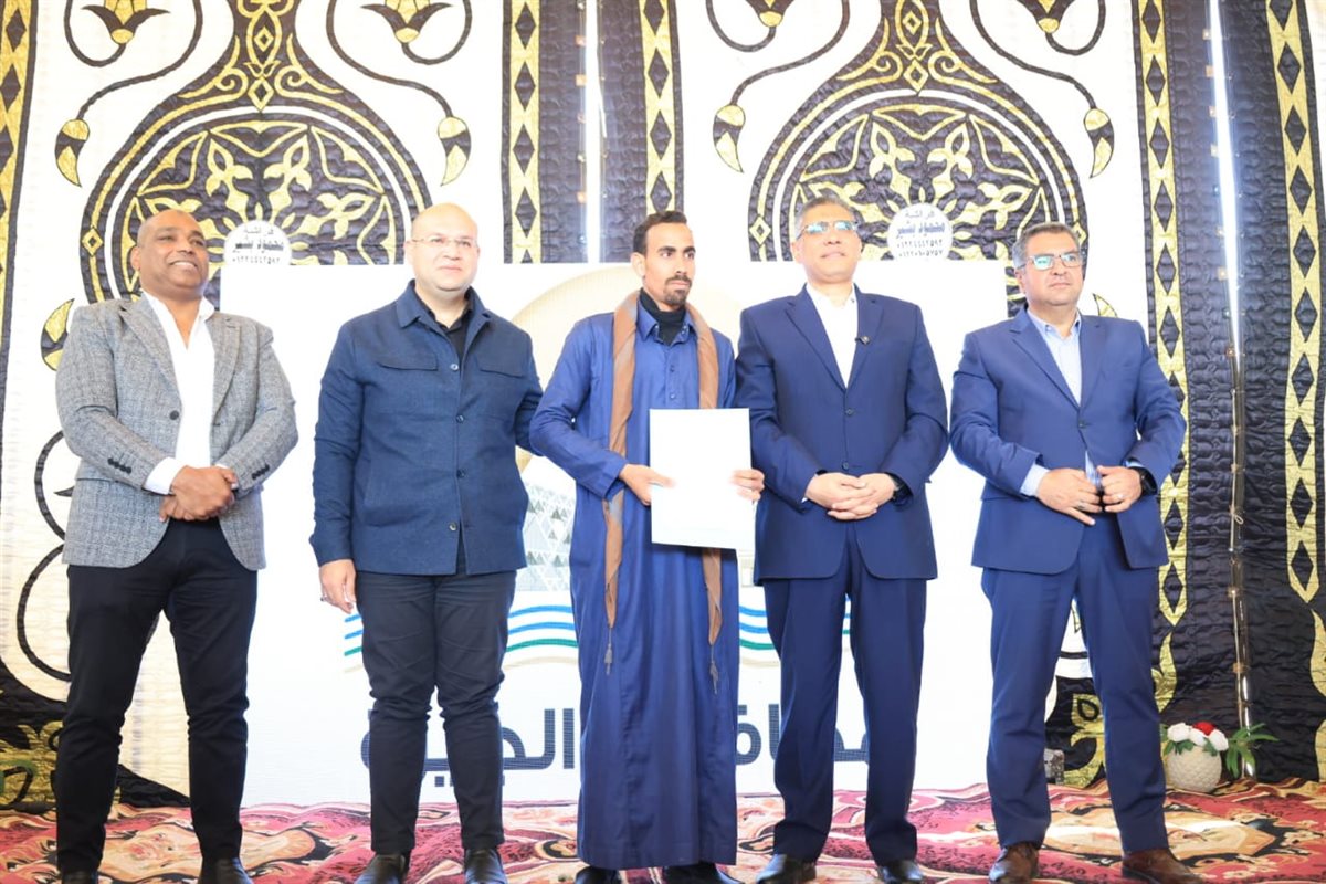 محافظ الجيزة يسلم عقود الوحدات السكنية لمتضرري السيول بقرية الديسمي&nbsp;