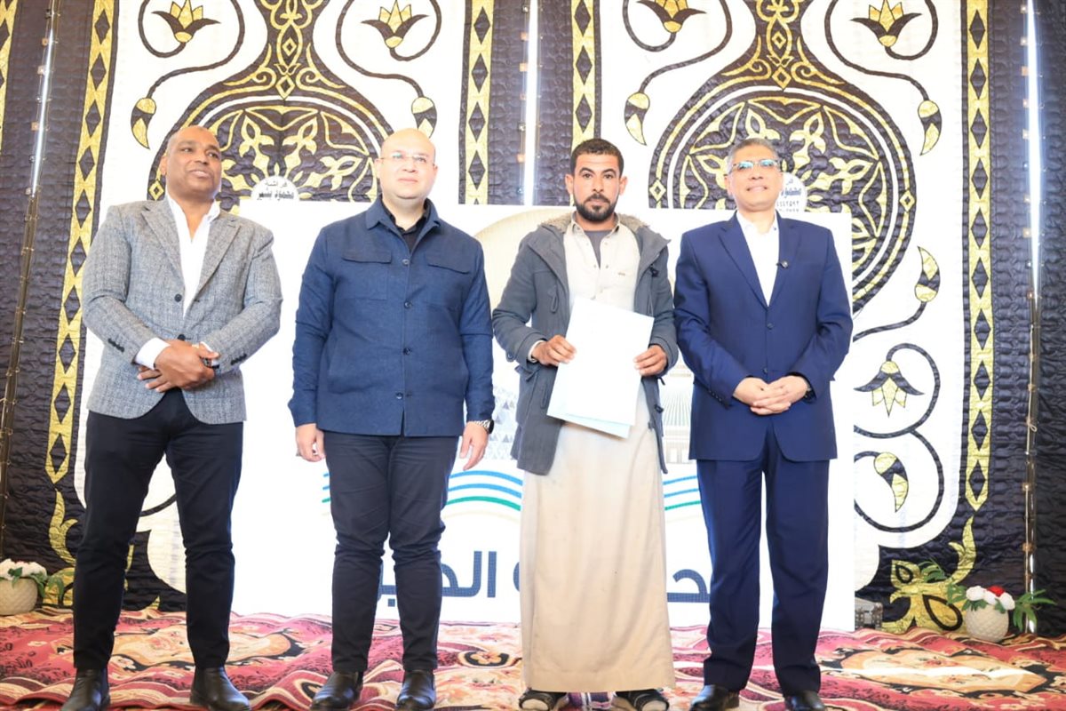 محافظ الجيزة يسلم عقود الوحدات السكنية لمتضرري السيول بقرية الديسمي&nbsp;