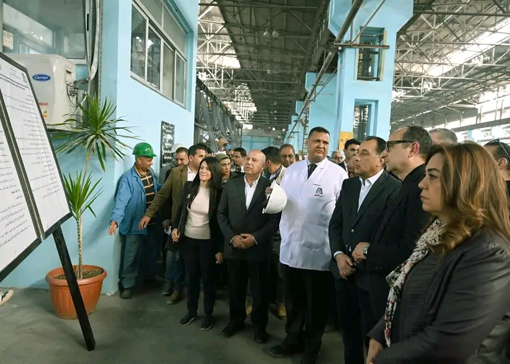 رئيس الوزراء يتفقد خط الإنتاج الجديد لـ 