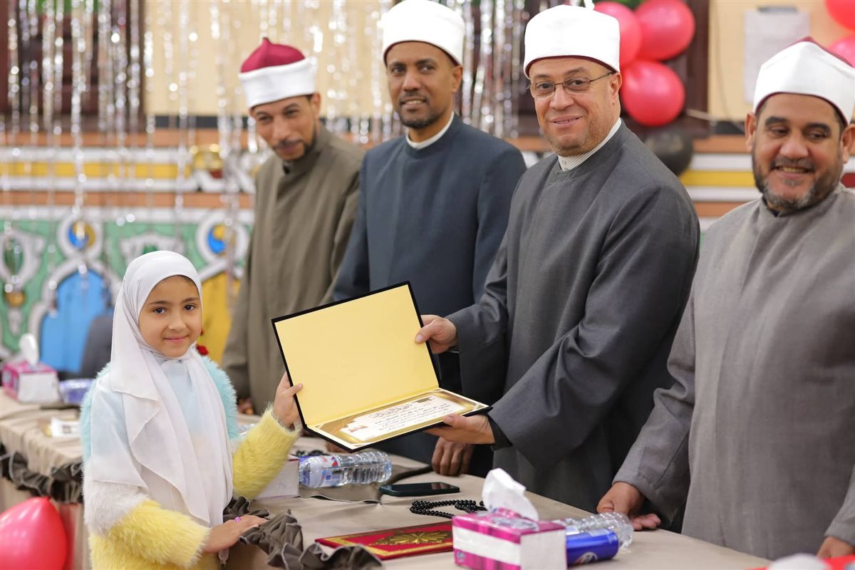 أوقاف السويس تكرم حفظة كتاب الله بمسجد 