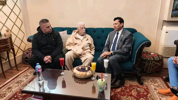 وزير الشباب والرياضة يطمئن على الحالة الصحية للكابتن حسن شحاتة