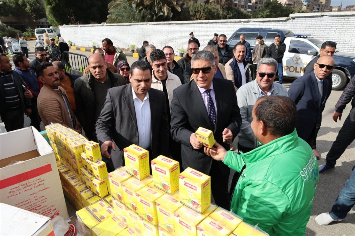 محافظ الجيزة يفتتح سوق اليوم الواحد بشارع الصوامع في حي إمبابة