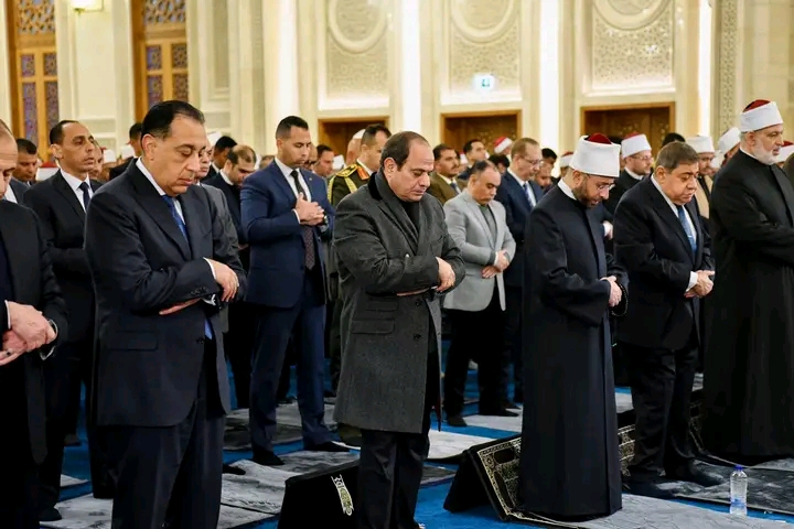 أدّى السيد الرئيس السيسي صلاة الفجر بمسجد العزيز الحكيم بمنطقة المقطم، إيذانًا بافتتاح المسجد