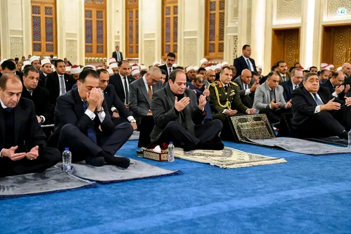 أدّى السيد الرئيس السيسي صلاة الفجر بمسجد العزيز الحكيم بمنطقة المقطم، إيذانًا بافتتاح المسجد
