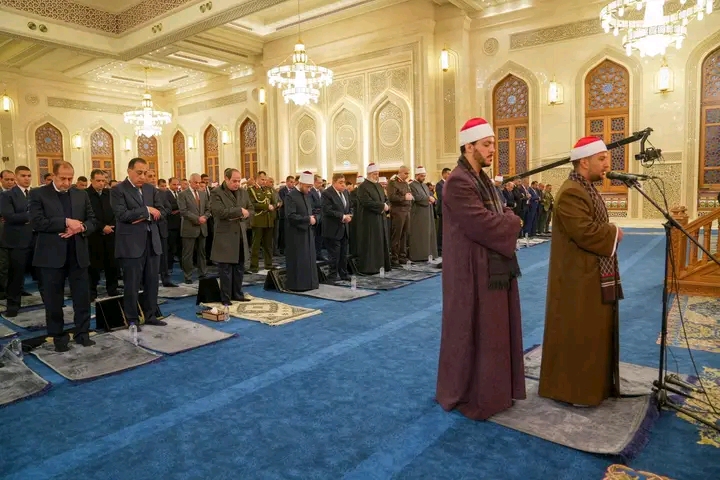 أدّى السيد الرئيس السيسي صلاة الفجر بمسجد العزيز الحكيم بمنطقة المقطم، إيذانًا بافتتاح المسجد