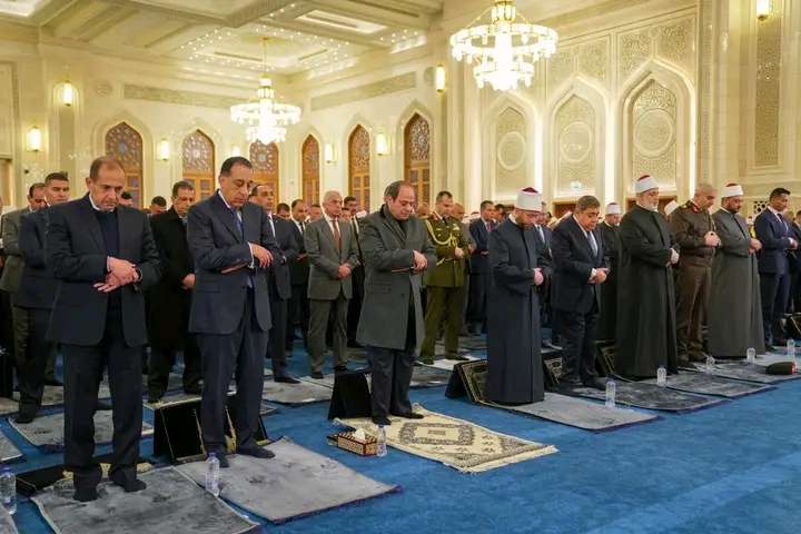 أدّى السيد الرئيس السيسي صلاة الفجر بمسجد العزيز الحكيم بمنطقة المقطم، إيذانًا بافتتاح المسجد