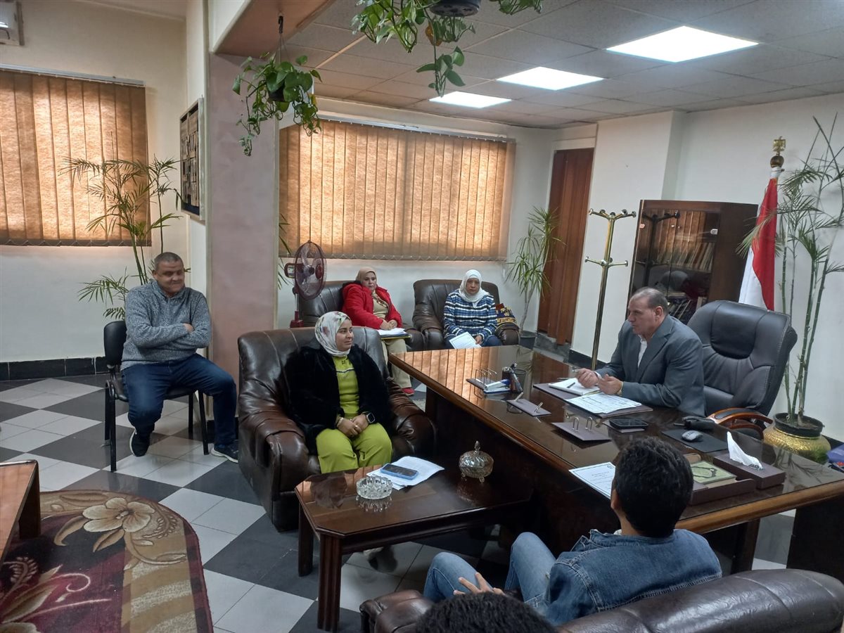 رئيس حي العجوزة يعقد اللقاء الأسبوعي للمواطنين للاستماع إلى شكاوى المواطنين .