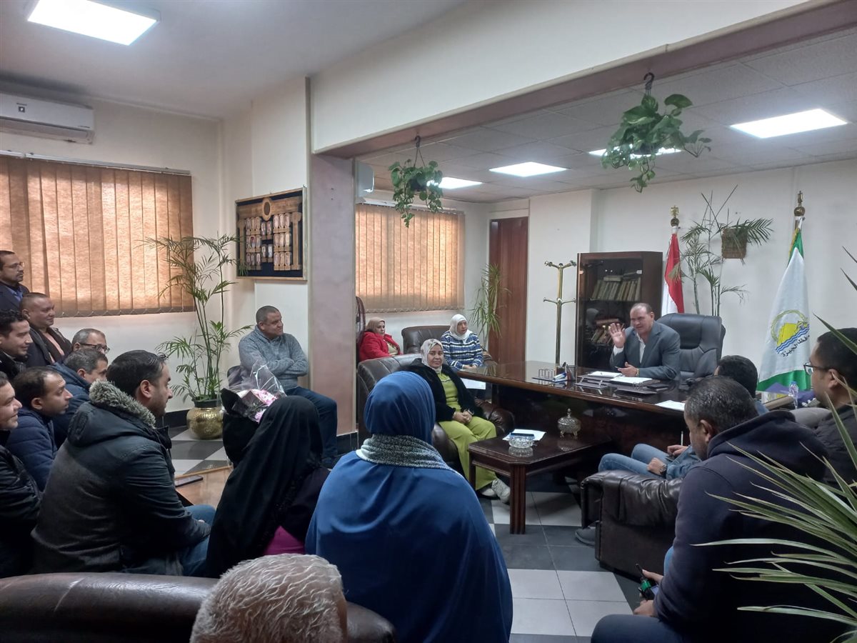 رئيس حي العجوزة يعقد اللقاء الأسبوعي للمواطنين للاستماع إلى شكاوى المواطنين .