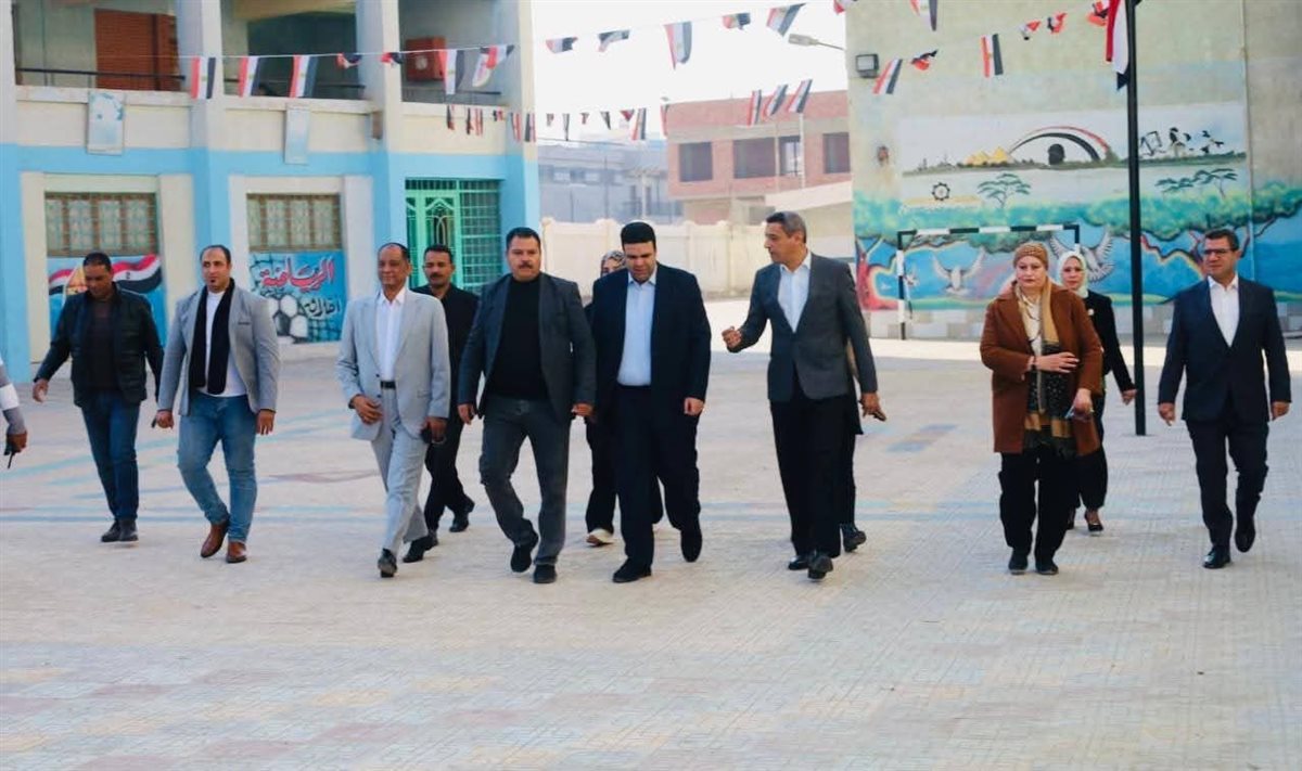 محافظ السويس يتفقد إمتحانات نصف العام للشهادة الاعدادية بمدارس المحافظة