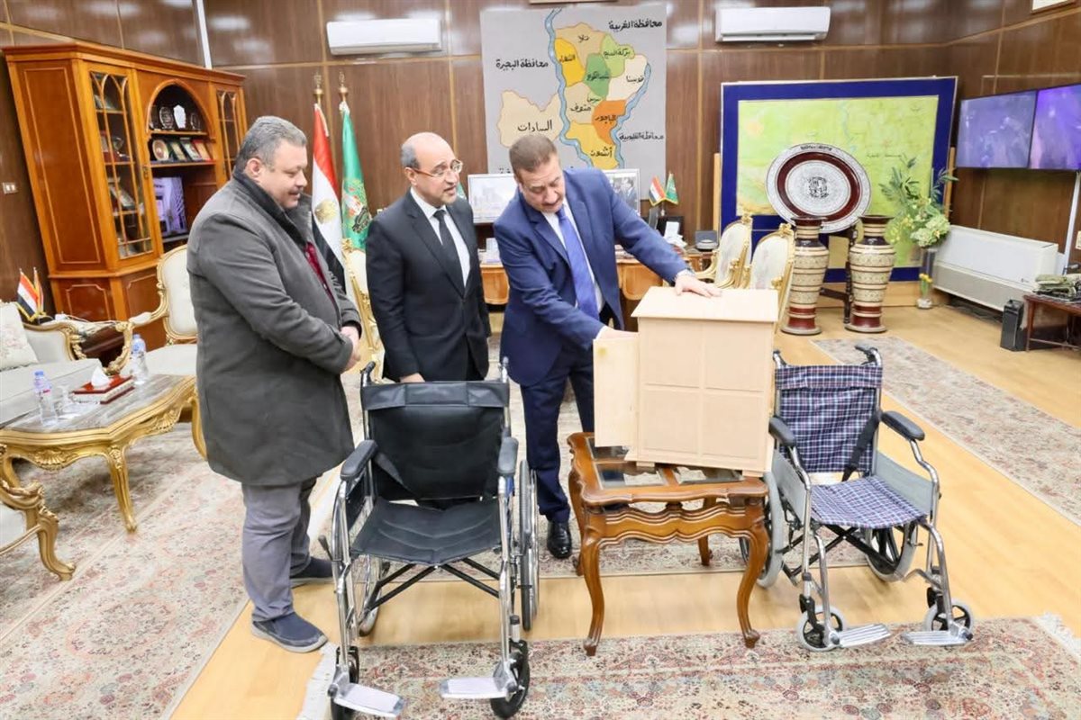 محافظ المنوفية يطلع على نماذج تجريبية لكشك متنقل وكراسي متحركة