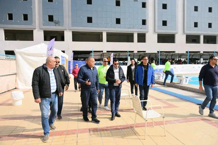 وزير الشباب الرياضة يشهد منافسات بطولة القاهرة للسباحة بالزعانف ويطمئن على تطبيق الكود الطبي