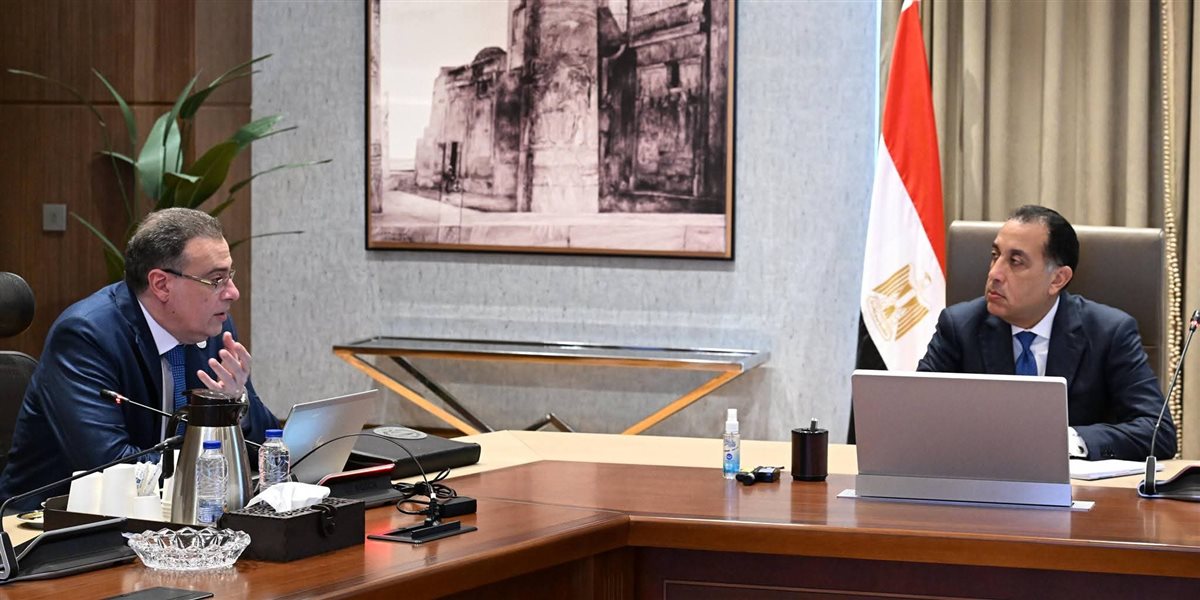 رئيس الوزراء يتابع مع رئيس الجهاز المركزي للتنظيم والإدارة عددا من ملفات العمل