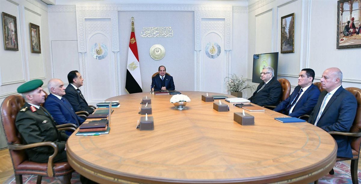الرئيس السيسي، اليوم، مع الدكتور مصطفى مدبولي رئيس مجلس الوزراء، والدكتور محمد عوض تاج الدين مستشار رئيس الجمهورية لشئون الصحة والوقاية، واللواء السيد الغالي