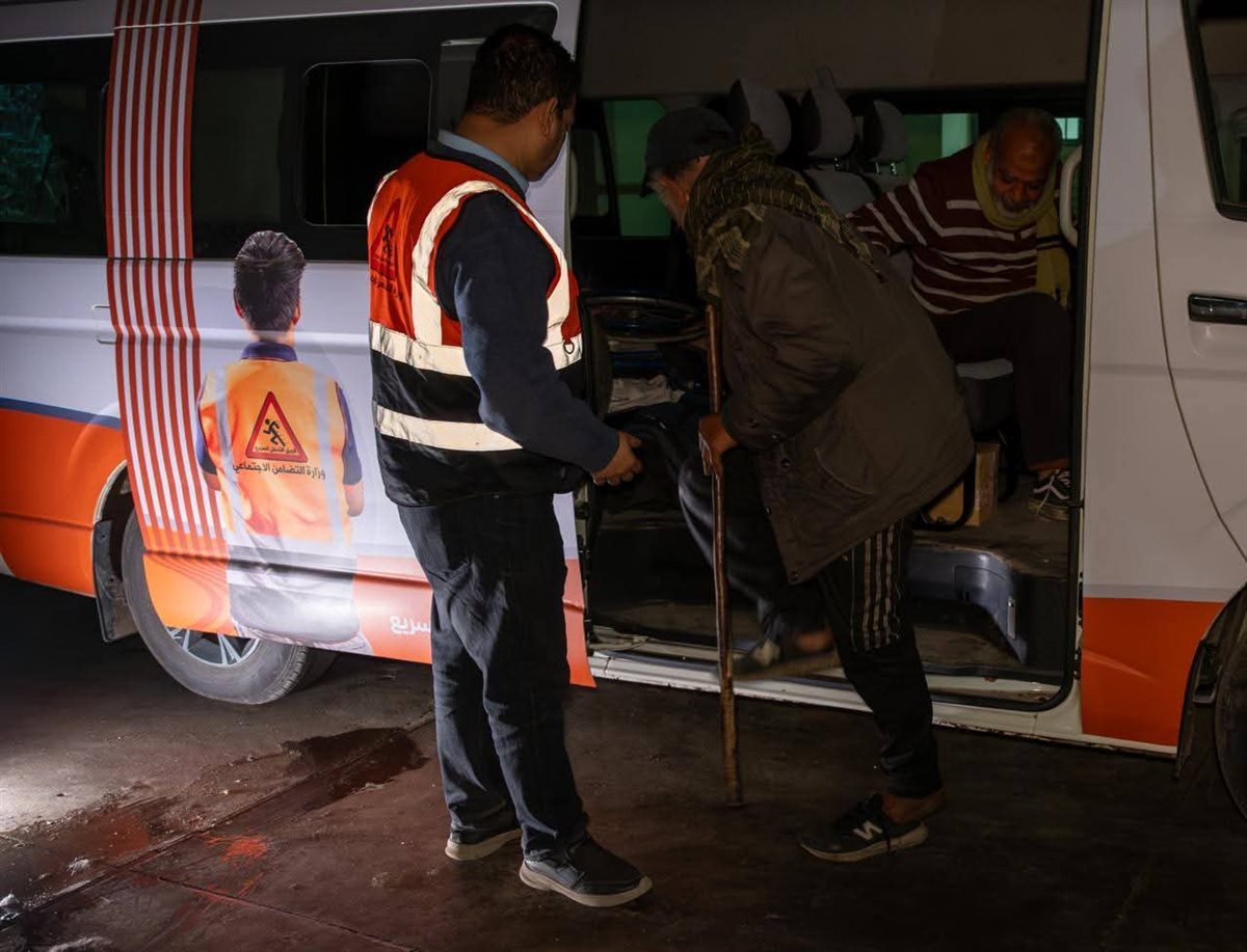 وزارة التضامن الاجتماعي: التدخل السريع يكثف الحملات الليلية لإنقاذ مواطنين بلا مأوى.. وينقل ثلاث حالات بمنطقة مصر الجديدة لمجمع 