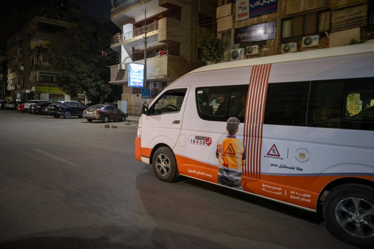 وزارة التضامن الاجتماعي: التدخل السريع يكثف الحملات الليلية لإنقاذ مواطنين بلا مأوى.. وينقل ثلاث حالات بمنطقة مصر الجديدة لمجمع 