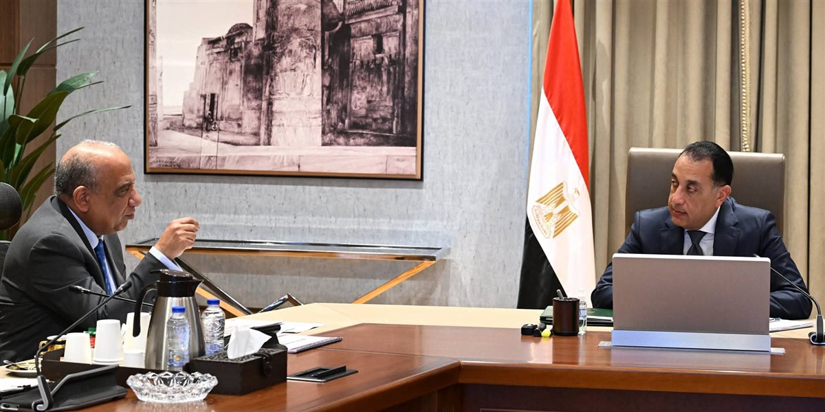 رئيس الوزراء يلتقي وزير الكهرباء والطاقة المتجددة لاستعراض عددٍ من ملفات العمل