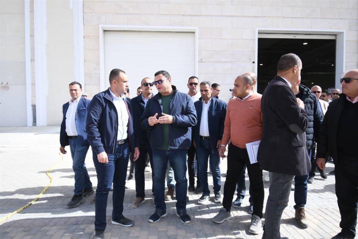 وزير الإسكان يتفقد مركز المؤتمرات والمعارض بالمدينة التراثية و