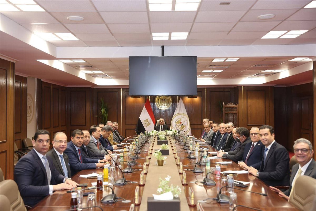 بعد أدائه اليمين الدستورية..وزير العدل يصل إلى مقر الوزارة ويباشر مهام عمله بالاجتماع مع مساعديه